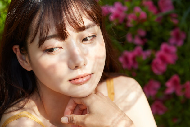 年轻的亚洲女性喜欢这个度假胜地图片下载