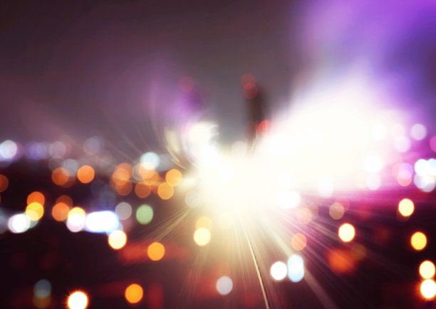 在黑暗中闪烁的彩色光的3D插图图片下载