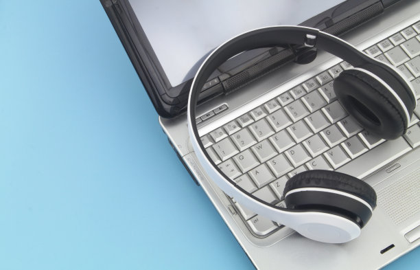 笔记本电脑上的无线耳机图片下载