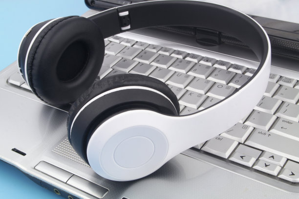 笔记本电脑上的无线耳机图片下载