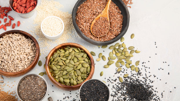 光背景下可食用种子的品种。图片下载