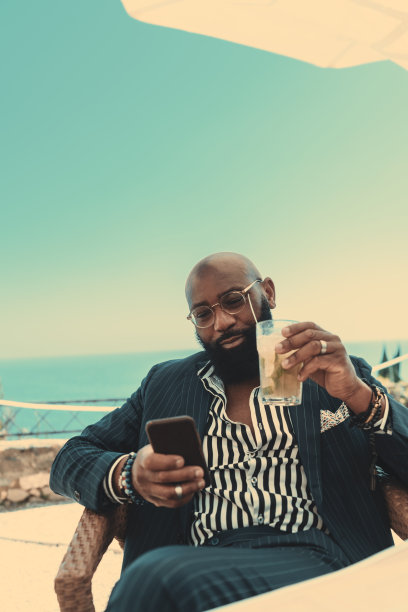 一个衣冠楚楚的黑人在街头酒吧图片下载