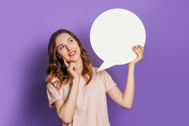 有思想的白人女孩的肖像持有白色的纸卡讲话泡沫认为认为穿t恤服装孤立的紫色背景图片下载