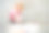 学龄前的小女孩在后院的地上用彩色粉笔画画。积极快乐的学步儿童画画和创造图片。夏天有创意的户外活动。图片下载