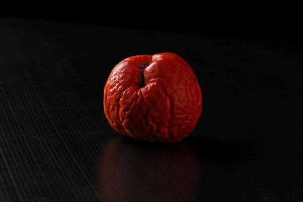 黑底画室里皱巴巴的老苹果图片下载