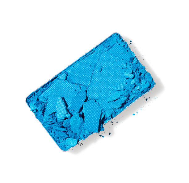 白色背景上的蓝色哑光眼影。粉碎翡翠眼影时尚化妆图片下载