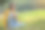 美丽的年轻女子在绿色的草地上用铅笔在记事本上画画图片下载
