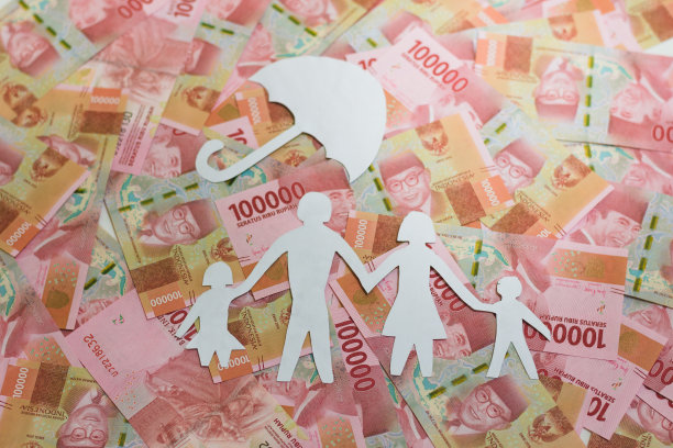 以印尼货币为背景的家庭保险概念图片下载