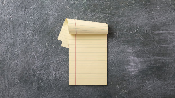 空白的笔记本上，绿色的背景里，教育的概念图片下载