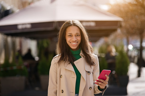 一个微笑的年轻美国女人的肖像图片下载