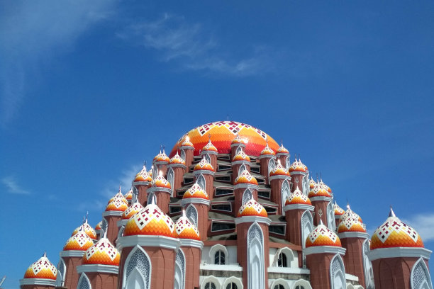 洛萨里海滩99圆顶清真寺，印度尼西亚望加锡图片下载