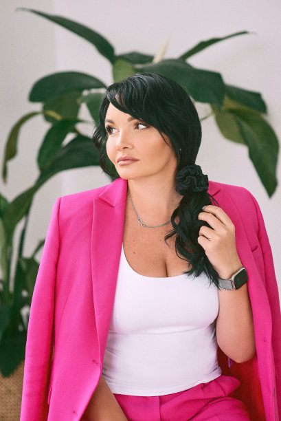 美丽，时尚，自信的深色女性在现代室内时髦的紫红色(粉红色)西装。时尚、家居、旅游、酒店概念图片下载