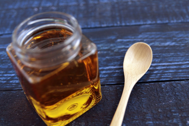 桌上的美容瓶里装着蜂蜜图片下载