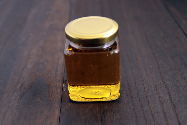 桌上的美容瓶里装着蜂蜜图片下载