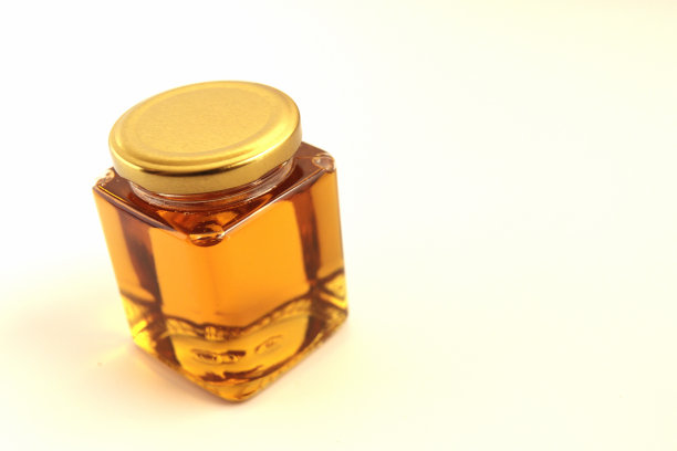 桌上的美容瓶里装着蜂蜜图片下载