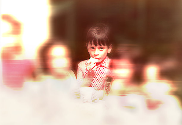 孩子们在生日派对上的模糊照片图片下载