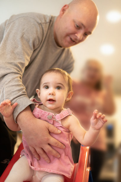 爸爸和宝宝在玩滑梯图片下载