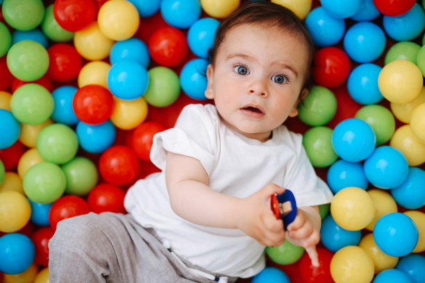 快乐的宝宝在球池- 11个月大图片下载
