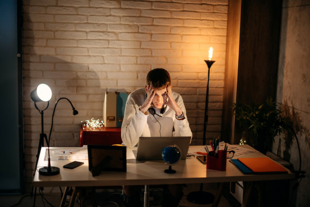 在家工作到很晚图片下载