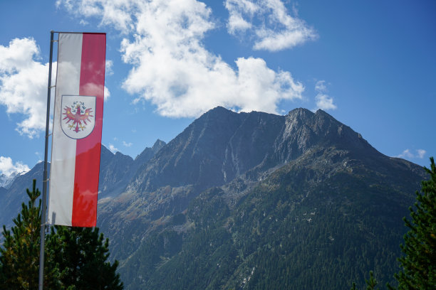 国旗在蓝天下飘扬图片下载