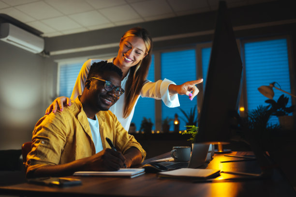 建筑师团队在晚上讨论项目图片下载