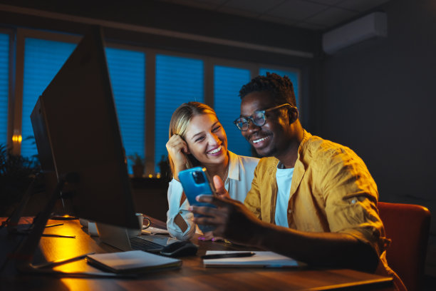 两个商人晚上一起在办公室工作图片下载