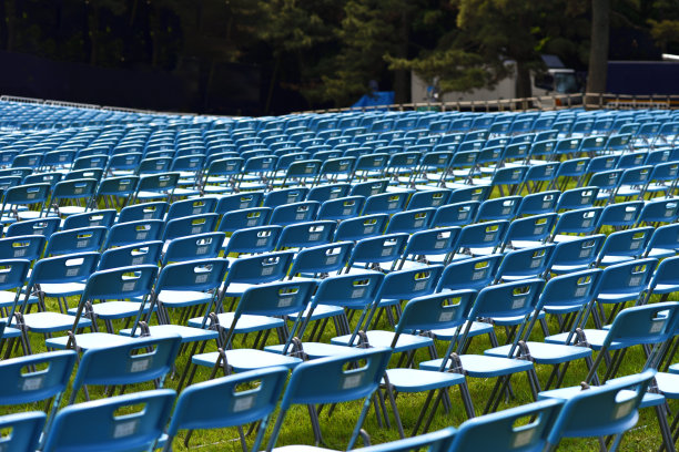 公园草坪上有许多蓝色的椅子图片下载
