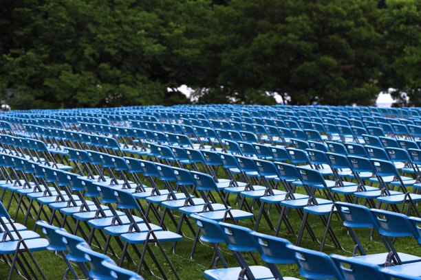 公园草坪上有许多蓝色的椅子图片下载