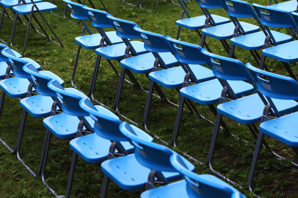 公园草坪上有许多蓝色的椅子图片下载