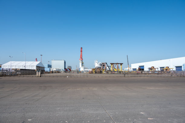 空旷的道路和码头上的建筑图片下载