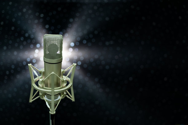 电容器麦克风在闪亮的黑色背景图片下载