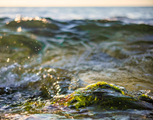 抽象的背景是岩石在海岸线上打破海浪图片下载