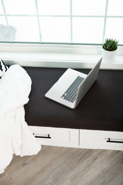 在家找个安静的地方工作图片下载