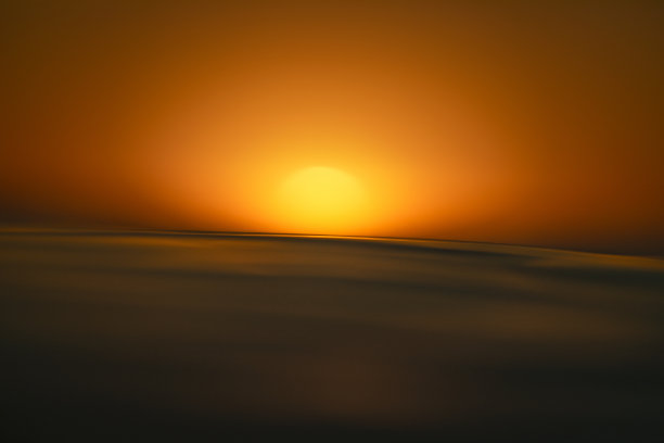 柔和，抽象的浅深度的海洋水面水平的现场场景在金色的光在日落图片下载