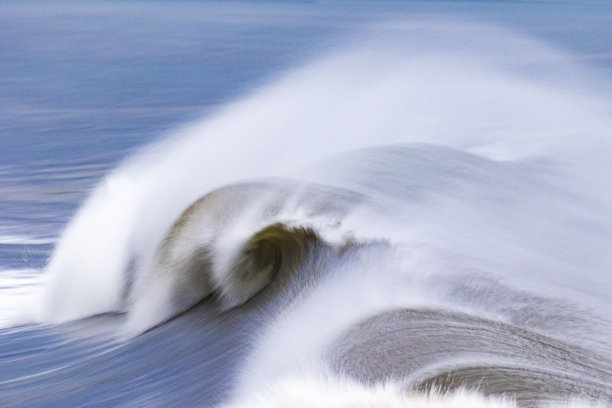 用慢速快门捕捉海浪，创造出平滑的效果图片下载