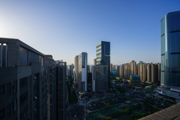 阳光明媚的现代城市图片下载