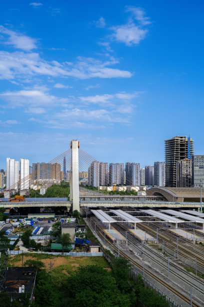 阳光明媚的现代城市图片下载