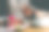 女孩拿着手机，咖啡和蛋糕在咖啡馆里。女性手拿着智能手机。女孩在咖啡馆聊天，查看社交媒体，或者用手机聊天图片下载