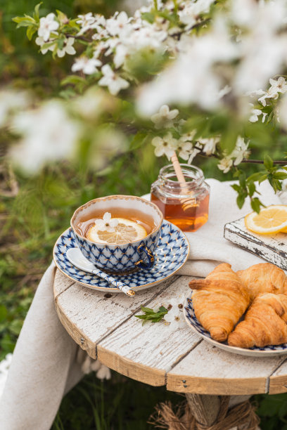 在花苑举行下午茶会。垂直图片下载