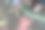 孩子在沥青上用粉笔画家庭，特写图片下载