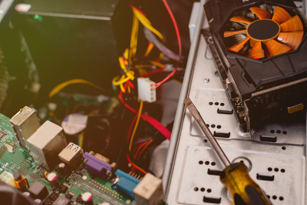 计算机技术员拆卸计算机设备检查症状图片下载