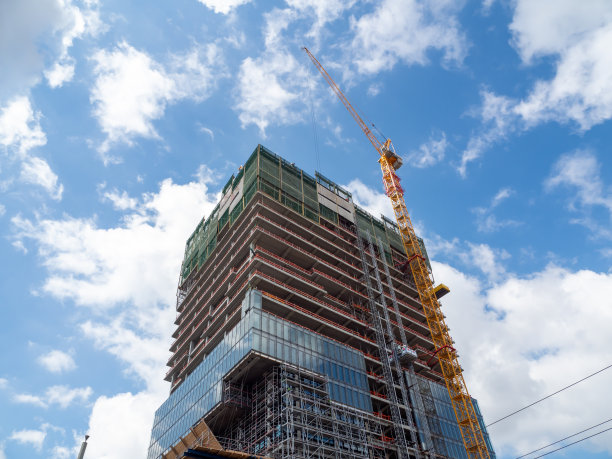 建设。高层建筑施工现场的塔吊。图片下载