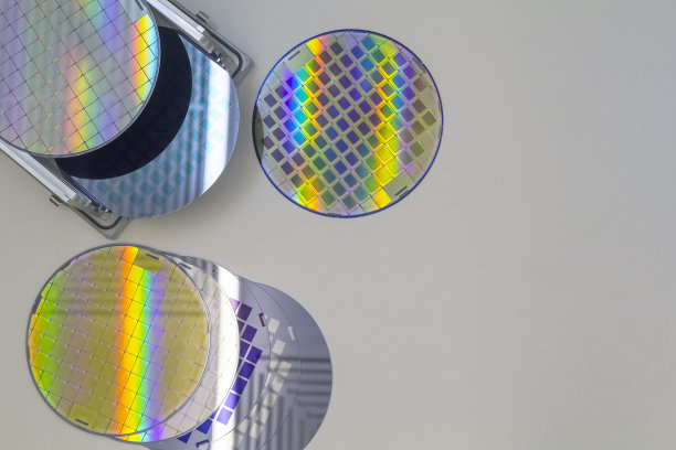 在铝台上准备多个硅片检查外观，每个硅片，俯视图。图片下载