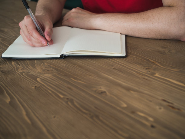 男人写在笔记本上的拷贝空间。在家工作和学习的概念图片下载