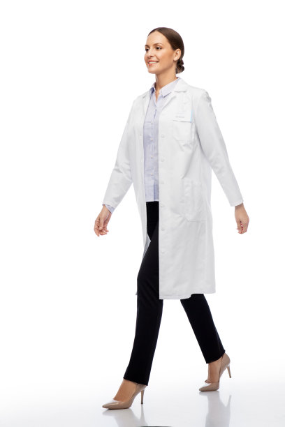 微笑的女医生或科学家行走图片下载