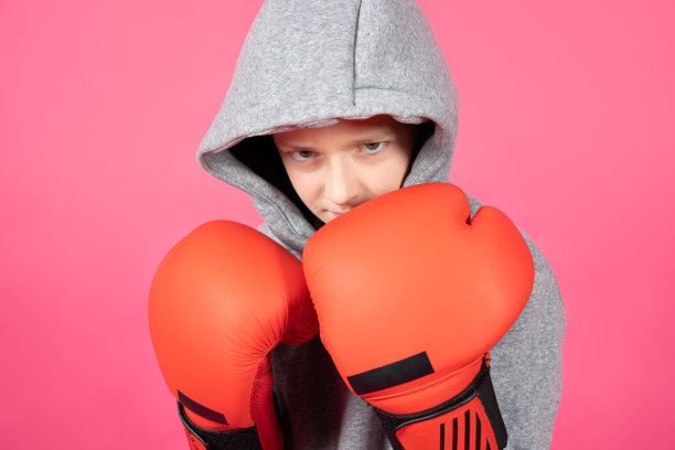 穿着卫衣的拳击手少年肖像图片下载