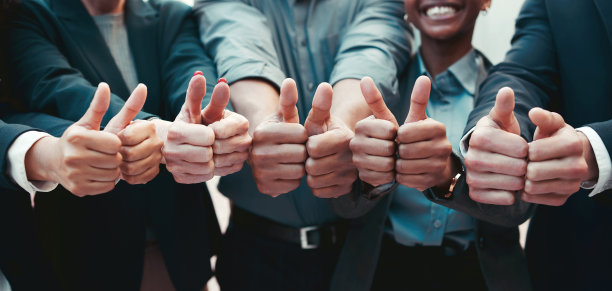 一群面目模糊的商人竖起大拇指图片下载