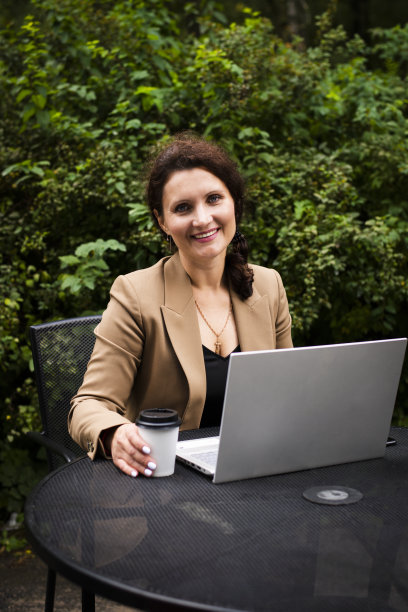 自由职业女孩在户外咖啡馆的桌子上工作图片下载