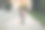 一位母亲推着婴儿车带着婴儿，儿子骑着平衡自行车在城市里散步，一位母亲带着兄弟姐妹。孩子骑平衡自行车图片下载