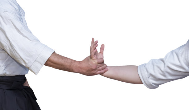 合气道在合气道训练中使用技术关节锁住对手图片下载